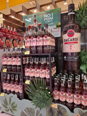 KYIV, UKRAINE, Kasım 7, 2025: Süpermarket raflarında farklı alkollü ürünler. Birçok alkollü içecek şişesi bir mağazanın alkollü içecekler bölümünde raflarda duruyor.