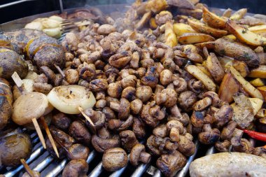 Kızarmış şampiyon mantar ve patates. Sokak fast food restoranında çeşitli sıcak yiyecekler.