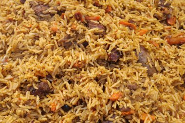 Et ve baharatlı pirinç pilavı.