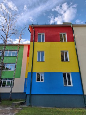 Okul binasının çok renkli yüzü