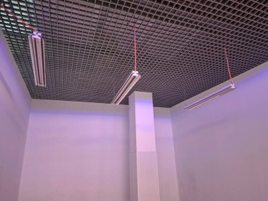 Küçük bir dükkan ya da büyük bir alışveriş merkezinde iş yeri. Süpermarkette kiralık yer. Boş bir depo ya da depoda üç tane gün ışığı lambası var. Boş oda, öntanımlı boşluk