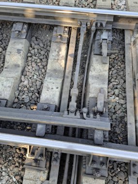 Katılım mekanizmasını değiştir ya da tren yolunu değiştir. Trenlerin güvenli ve doğru bir şekilde bir raydan diğerine geçmesini sağlayan trafik kontrol sisteminin bir parçası.