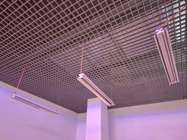 Boş bir depo ya da depoda üç tane gün ışığı lambası var. Büyük bir alışveriş merkezinde küçük bir dükkan ya da başka bir iş için yer. Süpermarkette kiralık yer. Boş oda, öntanımlı boşluk