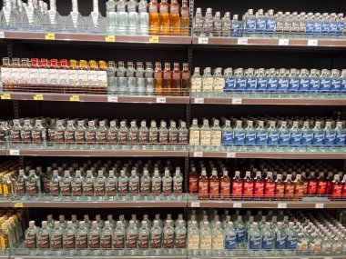 KYIV, UKRAINE, 20 Eylül 2025: Süpermarket raflarında alkol ürünleri. Çeşitli alkollü içecekler bir mağazanın içki reyonunda raflarda duruyor.