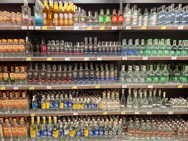KYIV, UKRAINE, 20 Eylül 2025: Süpermarket raflarında alkol ürünleri. Çeşitli alkollü içecekler bir mağazanın içki reyonunda raflarda duruyor.