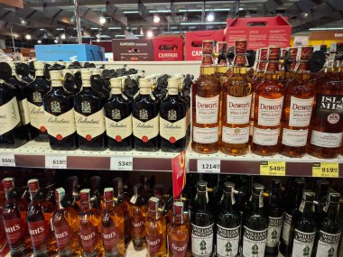 KYIV, UKRAINE, Kasım 7, 2025: Süpermarket raflarında farklı alkollü ürünler. Birçok alkollü içecek şişesi bir mağazanın alkollü içecekler bölümünde raflarda duruyor.