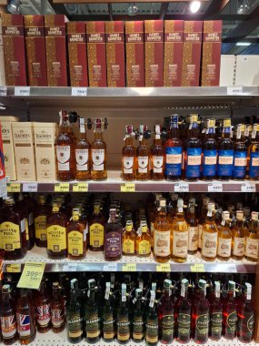 KYIV, UKRAINE, Kasım 7, 2025: Süpermarket raflarında farklı alkollü ürünler. Birçok alkollü içecek şişesi bir mağazanın alkollü içecekler bölümünde raflarda duruyor.