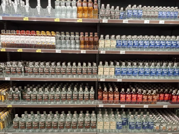 KYIV, UKRAINE, 20 Eylül 2025: Süpermarket raflarında alkol ürünleri. Çeşitli alkollü içecekler bir mağazanın içki reyonunda raflarda duruyor.