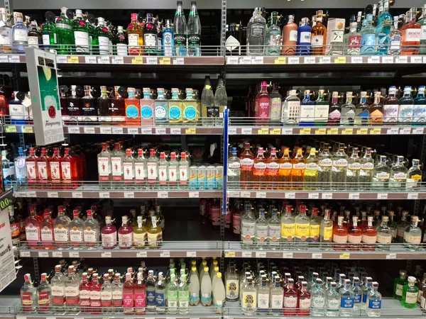 KYIV, UKRAINE, 20 Eylül 2025: Süpermarket raflarında alkol ürünleri. Çeşitli alkollü içecekler bir mağazanın içki reyonunda raflarda duruyor.