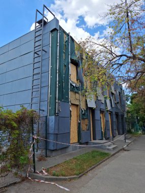 Bina cephesi yıkıldı. Patlamadan sonraki bina. Binada bir patlama ve yangın meydana geldi. Patlamadan sonra ofis binası yıkıldı. Hasarlı bir evin dışı.