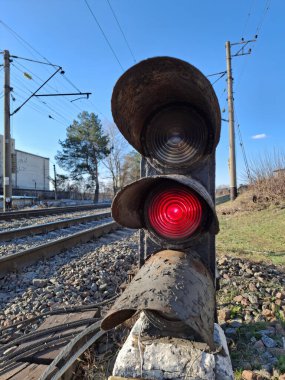 Demiryolu trafik lambası - bir demiryolu üzerinde sinyal cihazı. Demiryolu trafik lambası ve kırmızı ışık. Trafik ışığı kırmızıdır. Tren trafiği yasaktır.