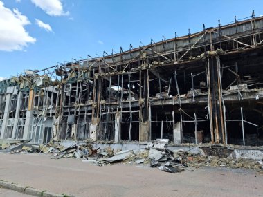 Yangından sonraki bina. Binada bir patlama ve yangın meydana geldi. Yangının korkunç sonuçları. Ofis binası yandı. Yangından sonra ofis binası yangınla yıkıldı.