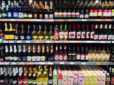 KYIV, UKRAINE, Kasım 7, 2025: Süpermarket raflarında farklı alkollü ürünler. Birçok alkollü içecek şişesi bir mağazanın alkollü içecekler bölümünde raflarda duruyor.