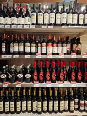 KYIV, UKRAINE, Kasım 7, 2025: Süpermarket raflarında farklı alkollü ürünler. Birçok alkollü içecek şişesi bir mağazanın alkollü içecekler bölümünde raflarda duruyor.