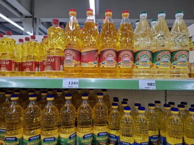 KYIV, UKRAINE, Kasım 2, 2025: Süpermarketteki raflarda birçok ayçiçeği yağı şişesi. Sarı ayçiçeği yağı şişeleri mağazadaki raflarda duruyor.