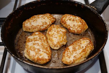 Et pirzolaları kızartma tavasında kızartılır. Pişirme, kızartma et. Tavada kaynamış yağda beş köfte pişirilir.