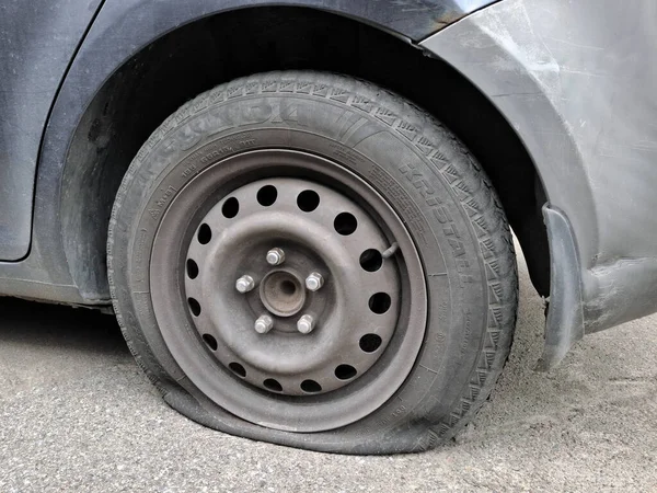 KYIV, UKRAINE, 21 Temmuz 2025: patlak lastikli yolcu vagonu. Lastik patladı.