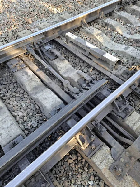 Katılım mekanizmasını değiştir ya da tren yolunu değiştir. Trenlerin güvenli ve doğru bir şekilde bir raydan diğerine geçmesini sağlayan trafik kontrol sisteminin bir parçası.