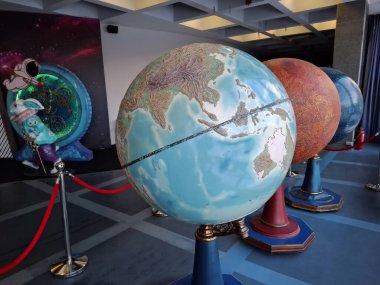 KYIV, UKRAINE, 15 Şubat 2025: Dünya gezegeni, Mars gezegeni ve Kyiv Planetaryumu 'nda bir yıldız haritası