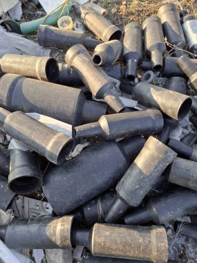 Çöplükteki siyah plastikten gelen teknik çöpler.