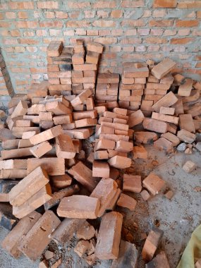 Tuğladan duvarları olan bitmemiş bir kulübenin içi. Yerleşim olmayan, bitmemiş bir bina. Tuğlalar yere saçılmış.