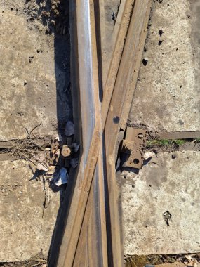 Tramvay demiryolu sisteminin metal elementleri kesişiyor.