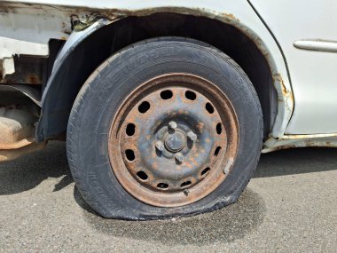 KYIV, UKRAINE, 21 Temmuz 2025: lastik patlaması. Patlak lastikli otomobil. Premiorri Solazo marka.