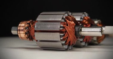 İki perküsyon masaj aleti ve mutfak blenderi gibi küçük ev aletlerinin pervane veya armatür elektrik motorları. Üç pervane beyaz masada yatıyor.