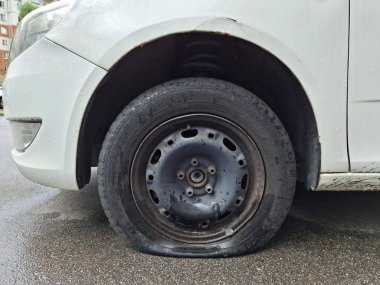 KYIV, UKRAINE, 21 Temmuz 2025: Tunga Nordway 2 markalı yolcu vagonu. Lastik patladı.