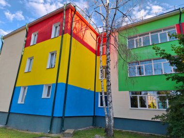 Çok renkli duvarları olan okul binası.