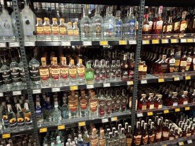 KYIV, UKRAINE, 20 Eylül 2025: Süpermarket raflarında alkol ürünleri. Çeşitli alkollü içecekler bir mağazanın içki reyonunda raflarda duruyor.