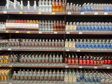 KYIV, UKRAINE, 20 Eylül 2025: Süpermarket raflarında alkol ürünleri. Çeşitli alkollü içecekler bir mağazanın içki reyonunda raflarda duruyor.