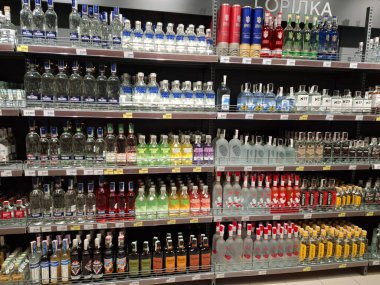 KYIV, UKRAINE, 20 Eylül 2025: Süpermarket raflarında alkol ürünleri. Çeşitli alkollü içecekler bir mağazanın içki reyonunda raflarda duruyor.
