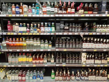 KYIV, UKRAINE, 20 Eylül 2025: Süpermarket raflarında alkol ürünleri. Çeşitli alkollü içecekler bir mağazanın içki reyonunda raflarda duruyor.