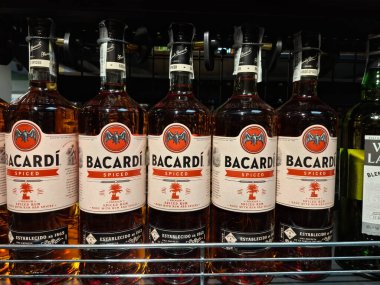 KYIV, UKRAINE, 5 Aralık 2025: Bir süpermarkette alkol ürünleri. Birçok alkollü içecek şişesi marketteki raflarda duruyor.