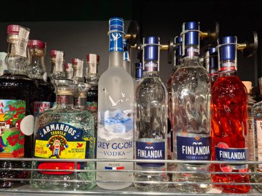 KYIV, UKRAINE, 5 Aralık 2025: Bir süpermarkette alkol ürünleri. Birçok alkollü içecek şişesi marketteki raflarda duruyor.
