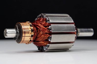 Ev aletlerinden bakır bobinli elektrikli motor pervanesi, yakın plan fotoğraf.