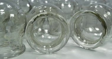 Tıbbi amaçlar için cam bardaklar, rehabilitasyon, artan kan akışı, lenfatik drenaj, sırt tedavisi. Halk dilinde kullanılan alternatif ilaçlar masaj ve vakum terapisi.