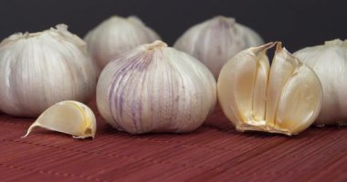 Sarımsak - sağlık için birçok yararlı özelliği olan sebze. Antiseptik, mikroplar ve patojenler ile mücadele, viral hastalıklar için belirtilmiş.