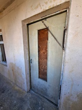 Eski ahşap kapı ve pencere yeni plastik pencere ve kapılarla değiştirilmeden önce