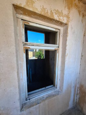 Yeni plastik pencere ve kapılarla değiştirilmeden önce apartmanın eski ahşap penceresi