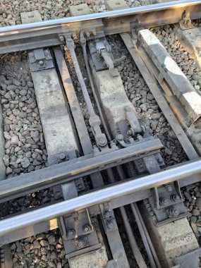 Katılım mekanizmasını değiştir ya da tren yolunu değiştir. Trenlerin güvenli ve doğru bir şekilde bir raydan diğerine geçmesini sağlayan trafik kontrol sisteminin bir parçası.