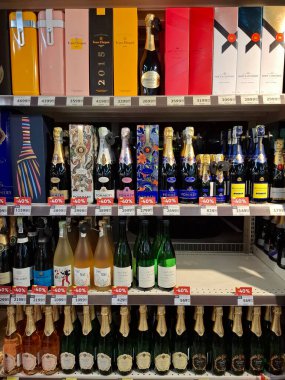 KYIV, UKRAINE, Kasım 7, 2025: Süpermarket raflarında farklı alkollü ürünler. Birçok alkollü içecek şişesi bir mağazanın alkollü içecekler bölümünde raflarda duruyor.