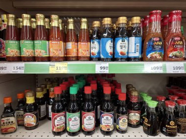 KYIV, UKRAINE, NOVEMBER 1, 2025: Dükkandaki raflarda çeşitli sos stantları. Bir süpermarkette rafta çeşitli sos markaları var.