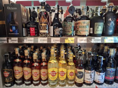 KYIV, UKRAINE, Kasım 7, 2025: Süpermarket raflarında farklı alkollü ürünler. Birçok alkollü içecek şişesi bir mağazanın alkollü içecekler bölümünde raflarda duruyor.