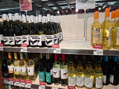 KYIV, UKRAINE, Kasım 7, 2025: Süpermarket raflarında farklı alkollü ürünler. Birçok alkollü içecek şişesi bir mağazanın alkollü içecekler bölümünde raflarda duruyor.