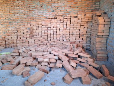 Tuğladan duvarları olan bitmemiş bir kulübenin içi. Yerleşim olmayan, tamamlanmamış bir bina.