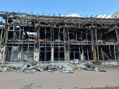 Ofis binası yandı. Yangından sonraki bina. Binada bir patlama ve yangın meydana geldi. Yangının korkunç sonuçları. Yangından sonra ofis binası yangınla yıkıldı.