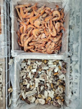 Donmuş deniz ürünleri, marketteki buzdolabında kırmızı karidesler.