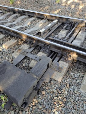 Katılım mekanizmasını değiştir ya da tren yolunu değiştir. Trenlerin güvenli ve doğru bir şekilde bir raydan diğerine geçmesini sağlayan trafik kontrol sisteminin bir parçası.